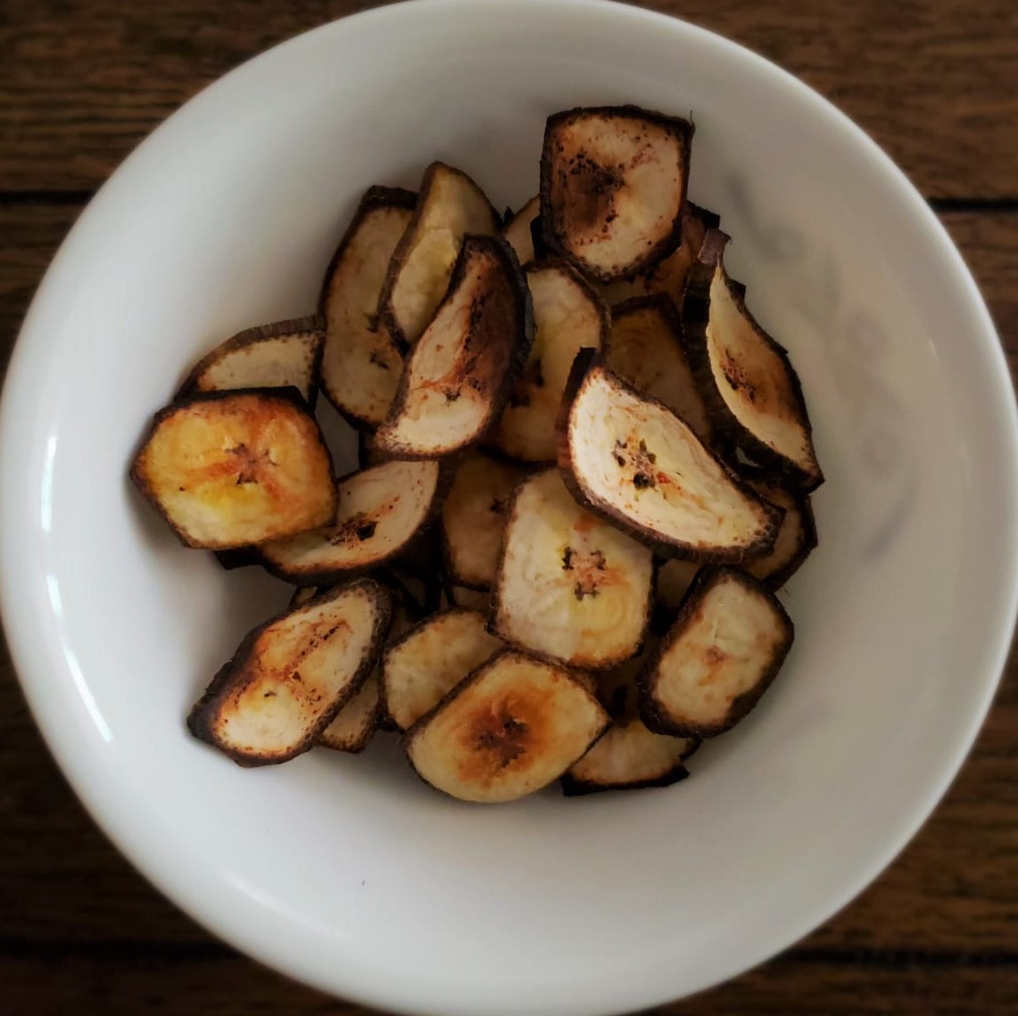 Baked raw banana chips