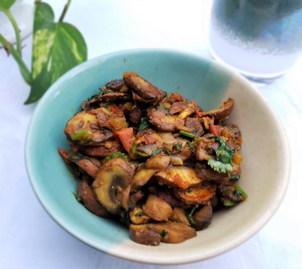 Spicy Mushroom Curry - Easy, flavorful, vegan mushroom sauté